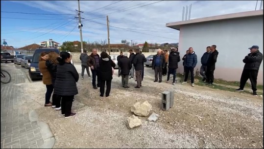 Kamionët u rrezikojnë jetën dhe u kalojnë pranë shtëpive, banorët në Mamurras në protestë: Lirojmë rrugën kur bashkia të gjejë zgjidhje