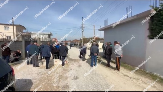 Lezhë/ Kamionët u rrezikojnë jetën dhe u kalojnë pranë shtëpive, banorët në Mamurras bllokojnë rrugën prej 5 ditësh: S’do i lejojmë të kalojnë, bashkia të gjejë zgjidhje