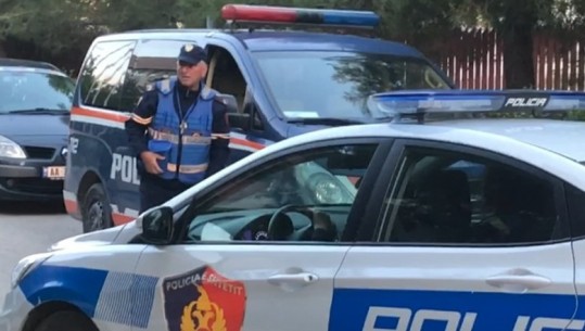 Kanosi punonjësin e policisë në ambientin e Komisariatit dhe më pas tentoi të largohej, vihet në pranga i riu nga Kolonja