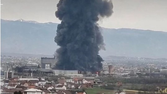 Përfshihet nga flakët një qendër tregtare në Pejë, 8 persona dërgohen në spital! Tymi i zi 'mbulon' qiellin (VIDEO)