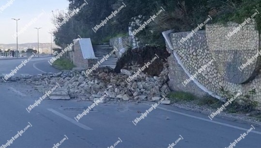 VIDEO/ Shembet muri mbrojtës krah rrugës kryesore te Uji i Ftohtë, bllokohet rruga nga gurët! Kalohet vetëm në një korsi