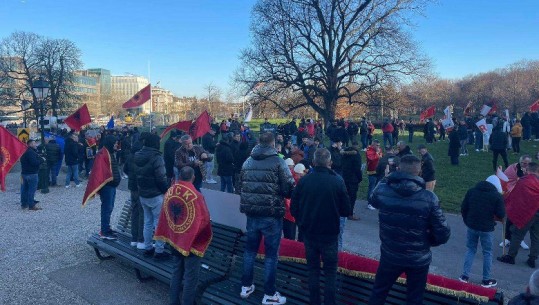 FOTOT+VIDEO/ Gjyqi ndaj ish-krerëve të UÇK-së, shqiptarët fillojnë të mblidhen për protestën në Hagë