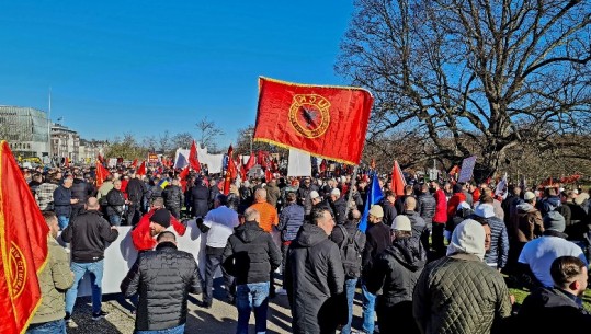 Nis gjyqi për ish krerët e UÇK-së, bashkatdhetarët protestojnë në dyert e Gjykatës së Hagës! Rama: Liria ka emër