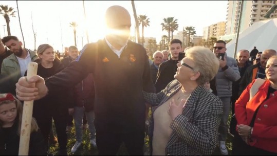 Mbjellja e pemëve në Durrës, qytetarja-Ramës: Për 30 vite kam votuar PD-në, tani erdha me vrap, ta mbjellim bashkë! S’ka rëndësi blu apo e kuqe