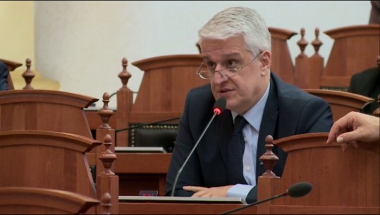 Majko ironizon deputetët e opozitës: Sipas kryetarit tuaj servilët i ka marrë PS, i bie që Joridën me Bardhin i kemi ne? Tabaku: Turp