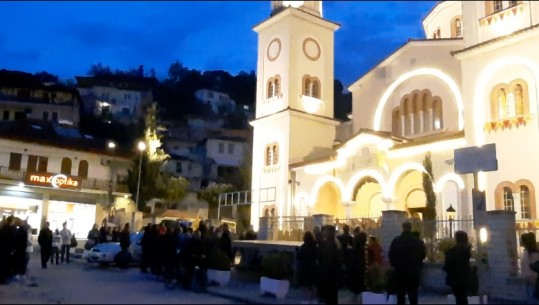 E Premtja e Zezë e Pashkës besimtarët bashkojnë dy epitafet në hyrje të pedonales së Beratit