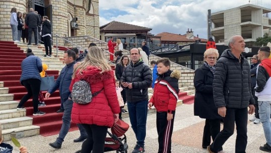 Festimet për Pashkët në Korçë, qytetarët nga Tirana: Këtu është atmosferë tjetër! Gjithmonë largohemi nga ky qytet me zemër të madhe