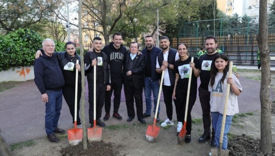 Veliaj mbjell pemë në Laprakë me familjarët e Arjan Salës, heroit që shpëtoi 20 jetë nga flakët (VIDEO)