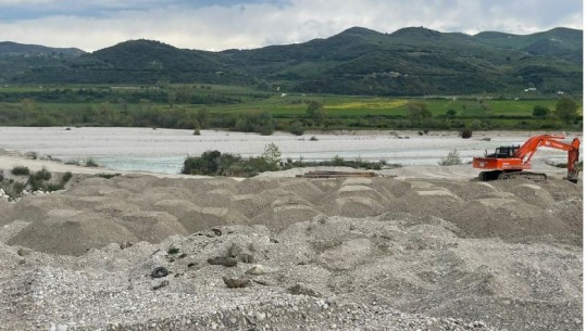 Ndërtonte pa leje në tokë shtetërore, arrestohet 50 vjeçari në Vlorë! Sekuestrohet eskavatori që merrte inerte në shtratin e lumit