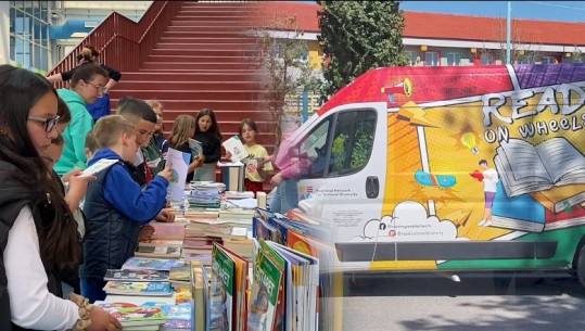 Kur libri ‘troket në derë’, biblioteka shëtitëse prek realitete të largëta gjatë Panairit në Korçë! Stendat plot në Qytezën e Fëmijëve, shkrimtari: Si prind u befasova!