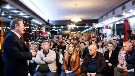 Gjiknuri e Llatja takim me mjekët dhe infermierët në Elbasan: Vota për PS garanton rritjen e pagave