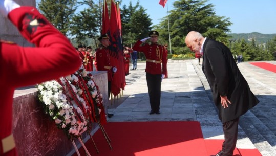 Sot Dita e Dëshmorëve, nderohen të rënët për Atdheun! Rama, homazhe te memoriali 