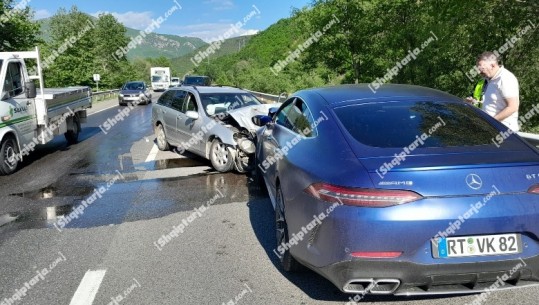 Aksident i trefishtë në Rrugën e Kombit, mjetet tip 'G-Class' dhe 'AMG' përplasen me 'benz'-in! Dy të plagosurit transportohen dret Traumës (VIDEO+ FOTO)