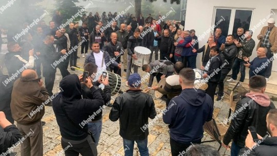 VIDEOLAJM/ Festa në Tropojë për fitoren e PS, socialistët kërcejnë dhe i bien daulles, i bashkohet edhe Rexhë Byberi