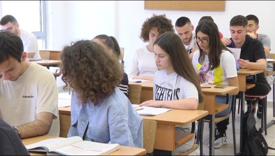 Maturantët nën ‘ethet’ e provimeve, monitorim me kamera! Këshilluesja e karrierës mbështetje për nxënësit