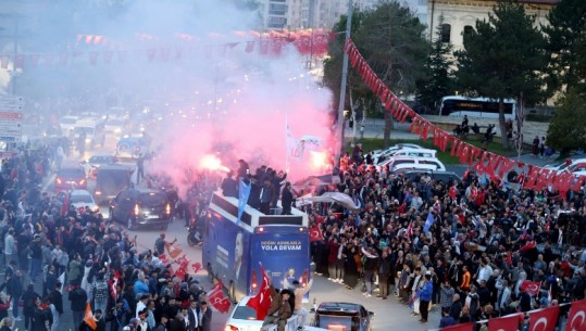 Erdogan rizgjidhet president i Turqisë për një mandat të tretë! Fiton me diferencë të ngushtë votash përballë rivalit të tij opozitar