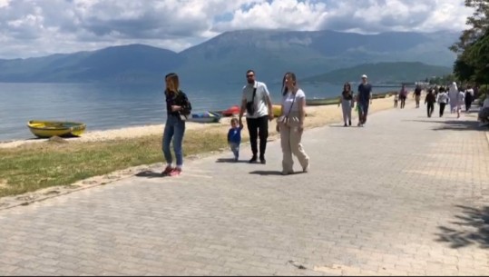 Sezoni gjen Pogradecin pa punëtorë në hotele e restorante! Të rinjtë ikin gjatë verës në Maqedoninë e Veriut e në Greqi! Operatorët turistikë: Shkak i braktisjes, pagat e ulëta