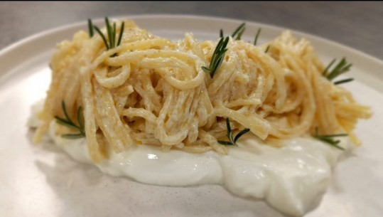 Spageti me rikota, kaperi dhe limon nga zonja Albana