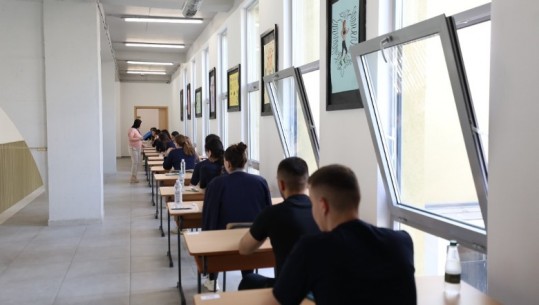 30 mijë maturantë testohen në matematikë! Nxënësit e 'Qemal Stafës' shkarkojnë stresin duke kërcyer! Tezat publikohen 20 minuta pas nisjes së procesit