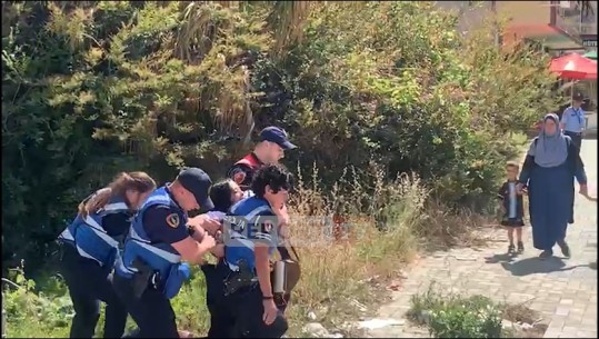 VIDEO/ Hipi në tarracë me të ëmën për të kundërshtuar shembjen e ndërtesës, e reja në Vlorë shoqërohet me forcë nga policia