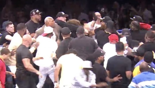 Përleshje dhe kaos në ring, boksieri grushton Mayweather edhe pse arbitri ndal ndeshjen (VIDEO)