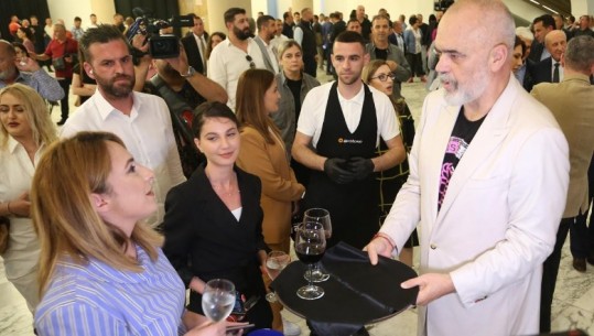 FOTO/ Festa e 32 vjetorit të PS-së, Rama xhentil! I merr kamarierit tabakanë, u ofron nga një gotë verë gazetarëve