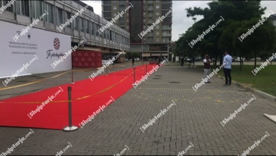 FOTOT/ Mbledhja e dy qeverive u anulua, por gjithçka mbetet gati në Gjakovë! Asnjë ndryshim nga përgatitjet në bibliotekën ‘Ibrahim Rugova’