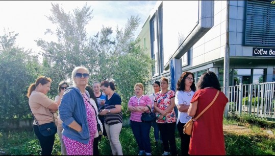 Mbi 2 muaj pa rrogë, 70 punonjëse fasonerie protestë në Fier: Shteti s’na ndihmon, ku të mbytemi?