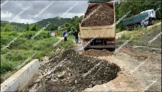 VIDEO/Moti i keq, dëmtohet ura në aksin Berat-Mallkastër