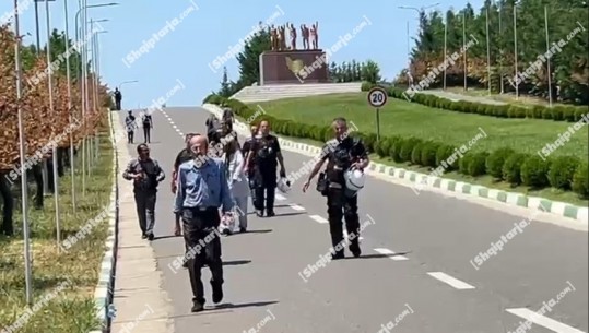 Policia ‘bastis’ kampet e MEK në Manzë, mjeku: Një i vrarë dhe 100 të plagosur nga gazi lotsjellës! Na sulmuan pa pritur