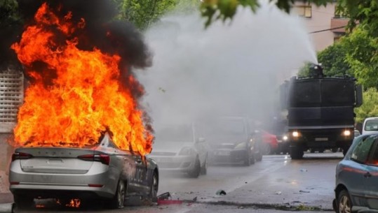 Përfshihet nga flakët një makinë në autostradën Lezhë-Milot