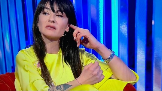 Zhaklin Lekatari ironizon koncertin e Elvana Gjatës: Playback në stadium, uau çfarë arti