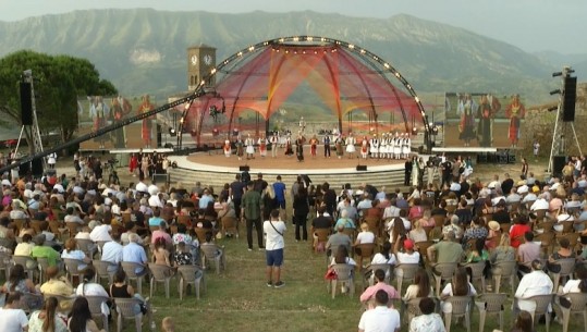 Gjirokastra për një javë 'kryeqytet' i kulturës, nis sot Festivali Folklorik Kombëtar, hyrja falas! I pranishëm edhe Rama me familjen e tij