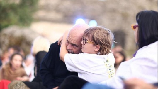 I përqafuar nga Zaho, Rama ndan fotot nga Festivali Folklorik Kombëtar: Gjirokastra, më e bukur se asnjëherë më parë