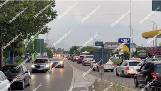 VIDEO/ Pushuesit largohen nga plazhi i Shëngjinit, trafik në aksin Milot-Balldren