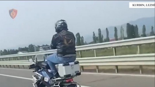 I jepte motorin pa duar në mes të autostradës, gjobitet 40-vjeçari në Lezhë! Kishte publikuar edhe videon në rrjetet sociale  