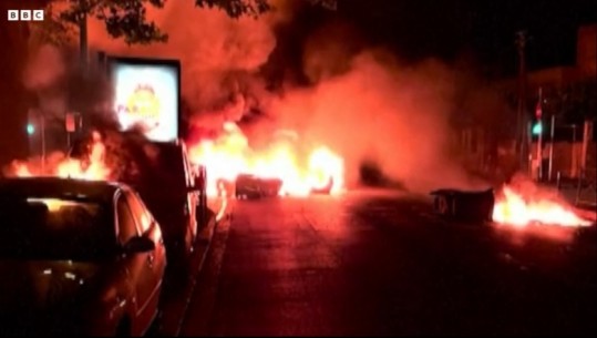 Policia franceze vret adoleshentin që nuk ndaloi makinën, protesta dhe trazira në Paris! Arrestohen 24 persona (VIDEO)