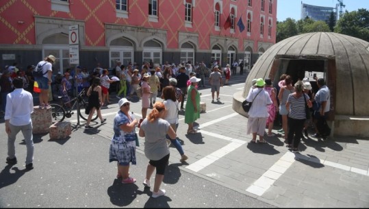 FOTOT/ Muzeu Bunk’Art 2 gjithnjë e më shumë atraksion për turistët e huaj, njihen me të shkuarën diktatoriale të Shqipërisë