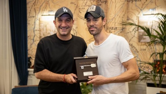 VIDEO+ FOTO/ Enrique Iglesias takohet me Erion Veliajn, kryebashkiaku i dhuron 'Çelësin e Tiranës' para se të ngjitet në skenë