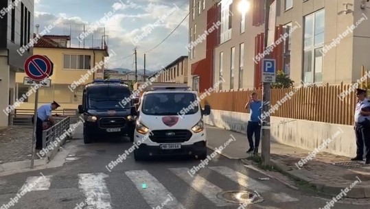 Nën masa të rrepta sigurie, të arrestuarit për trafik droge në Elbasan tarsnportohen nga Gjykata në paraburgim