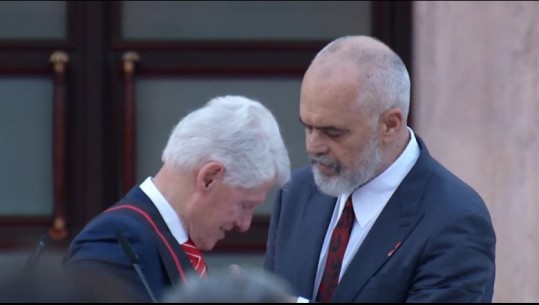 Bill Clinton nderohet me medaljen ‘Ylli i Mirënjohjes Publike’! Rama: Sot jeni mes nesh për të na kujtuar mësimet nga një histori jo e largët