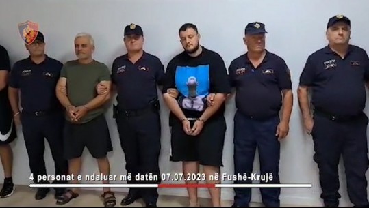 Me pranga në duar, momenti i shoqërimit në polici të 4 personave në lidhje me fisin Rraja që kryen dhunën barbare për guroren