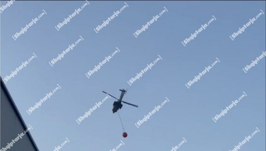 Peshtani i Fierit prej 3 ditësh në flakë, mbërrin helikopteri për shuarjen e flakëve! Do u vijë në ndihmë zjarrfikësve, nuk depërtonin dot në zonë