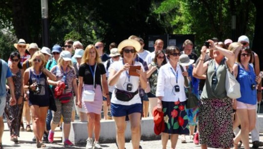 Mero Baze: Bumi i turizmit  po zbulon plagën e rëndë të transportit publik