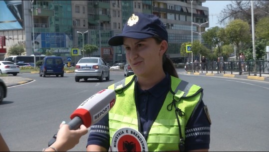 Policja orienton trafikun në mes të të nxehtit: Gjithë kohës në terren në pikë të diellit, por jam mësuar! Jo vetëm gjoba, efektivja iu ofron ujë qytetarëve