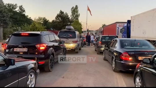 VIDEO/ Rradhë të gjata mjetesh në Pikën e Kalimit Kufitar të Qafë-Thanës