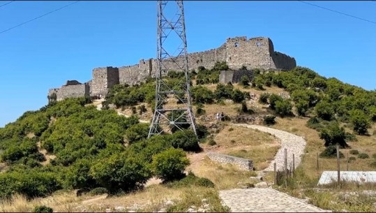 Turistët kërkojnë kalanë e Lezhës, mungojnë investimet! Pjesa e murit të kalasë rrezikon të shembet