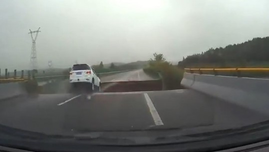 VIDEO/ Përmbytjet masive në Pekin, makina përfundon në gropën e krijuar në mes të autostradës nga shembja e urës