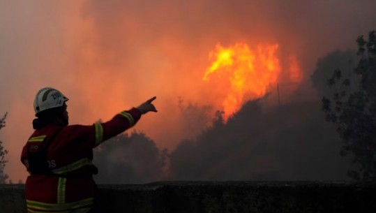 Temperaturat e larta/ Portugalia në ‘luftë’ me flakët, digjen mijëra hektarë bimësi dhe evakuuohen mbi 1400 persona