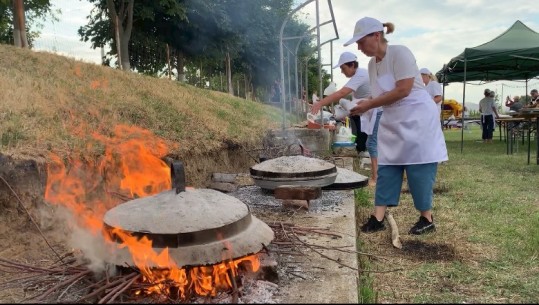 Korçë, qindra lakrorë me 2 peta u përgatitën në festën e Polenës! Edhe turistët shijojnë gatimin tradicional